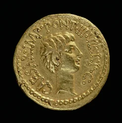 Aureus (Rückseite) geprägt von Marcus Antonius mit dem Kopf von Octavian (63 v. Chr.-14 n. Chr.) Inschrift: CAESAR IMP PONT III VIR R P C